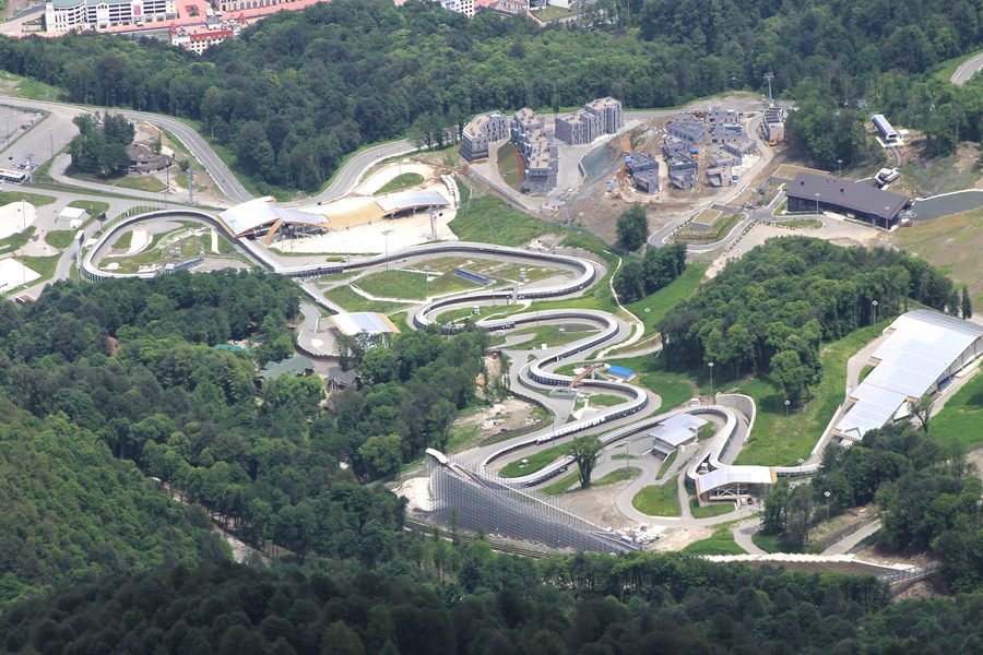 Centre de glisse Sanki à Krasnaïa Poliana, site des compétitions de bobsleigh, luge et skeleton lors des Jeux olympiques d'hiver de 2014 à Sotchi