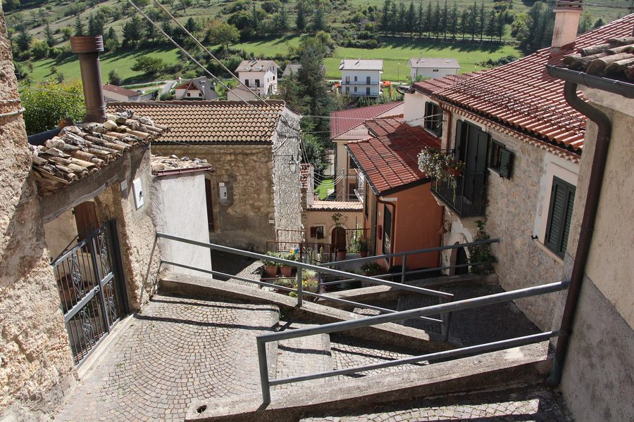 Villalago, une ville perchée dans la région des Abruzzes en Italie