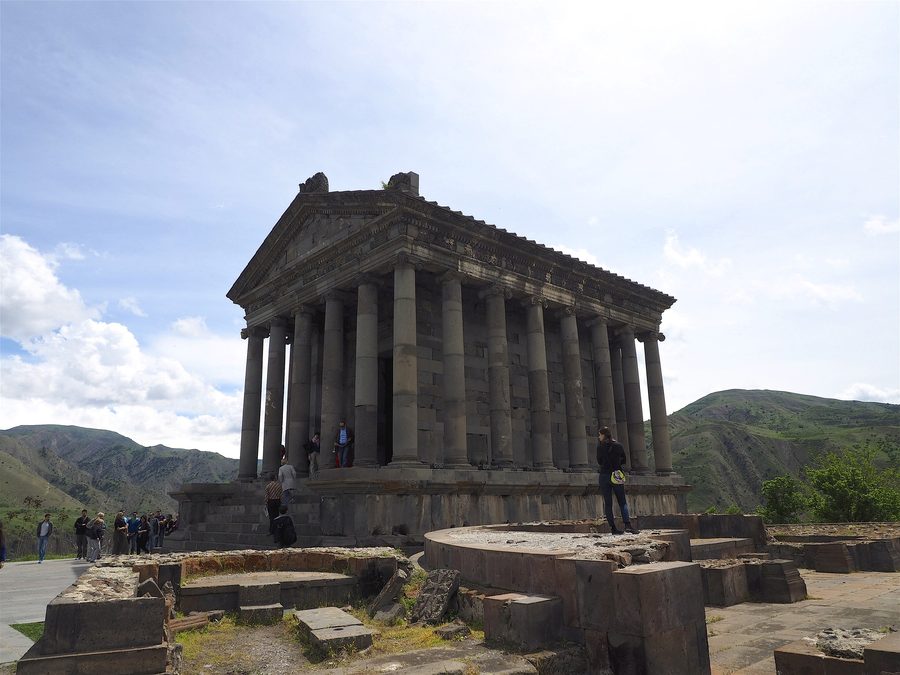 Temple antique de Garni avec des colonnes de style classique en Arménie