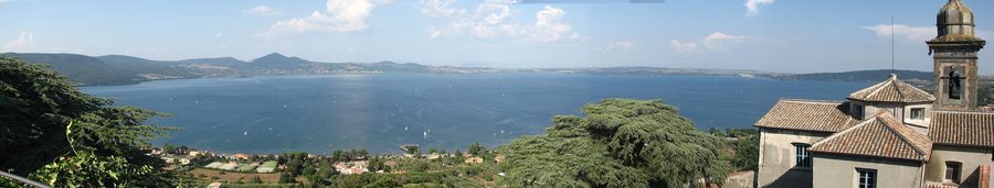 Vue panoramique du lac de Bracciano depuis le Castello Orsini-Odescalchi