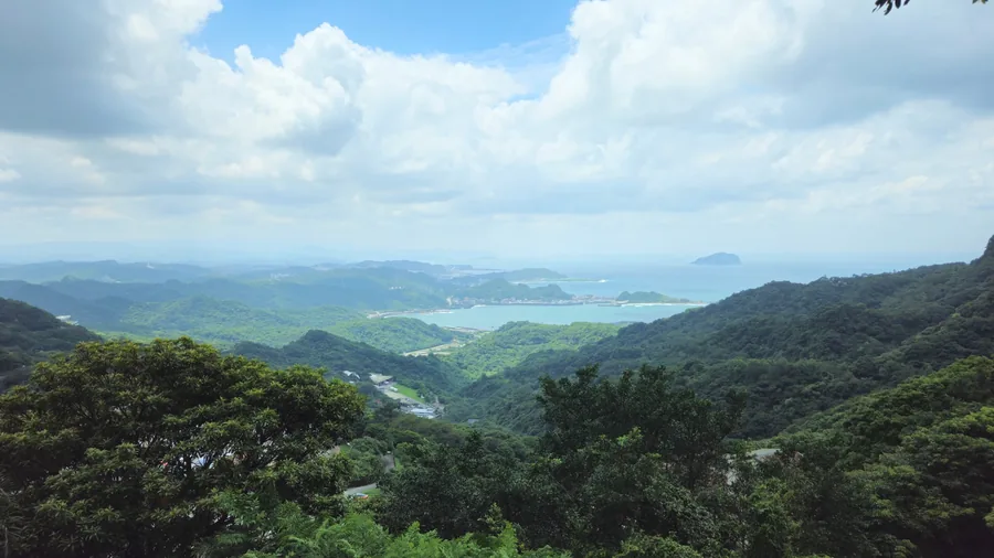 Jiufen avec vue sur le paysage côtier