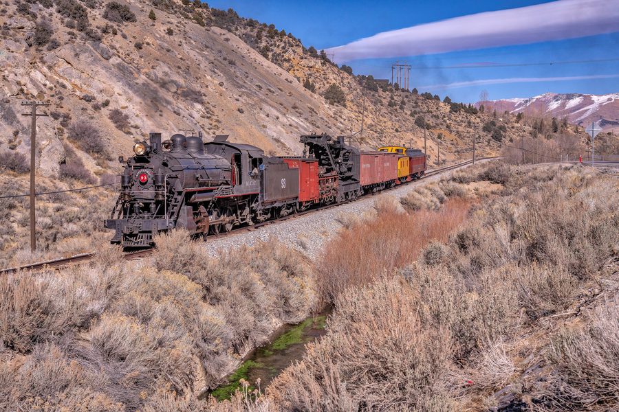 Nevada Northern No. 93 tirant un train de marchandises à Ely, Nevada