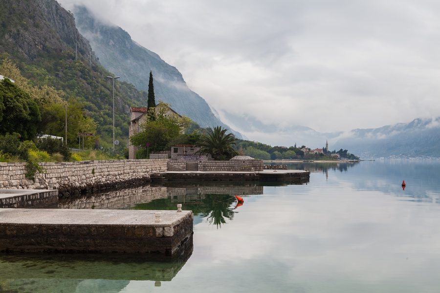 Baie de Kotor avec des montagnes abruptes et des villages au bord de l’eau