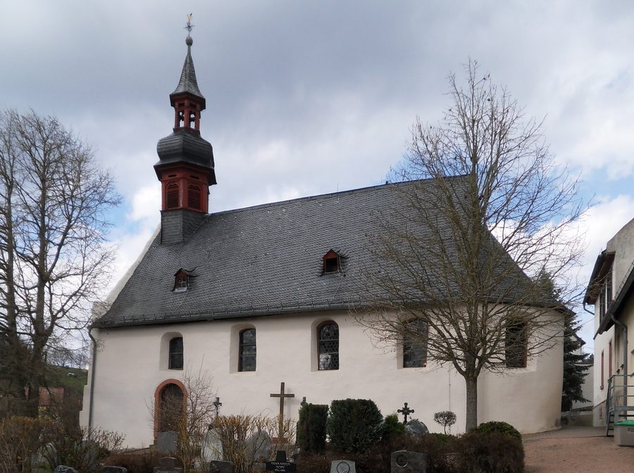 Vue depuis le sud, au-dessus du cimetière, sur l’église paroissiale Saint-Michel à Stephanshausen