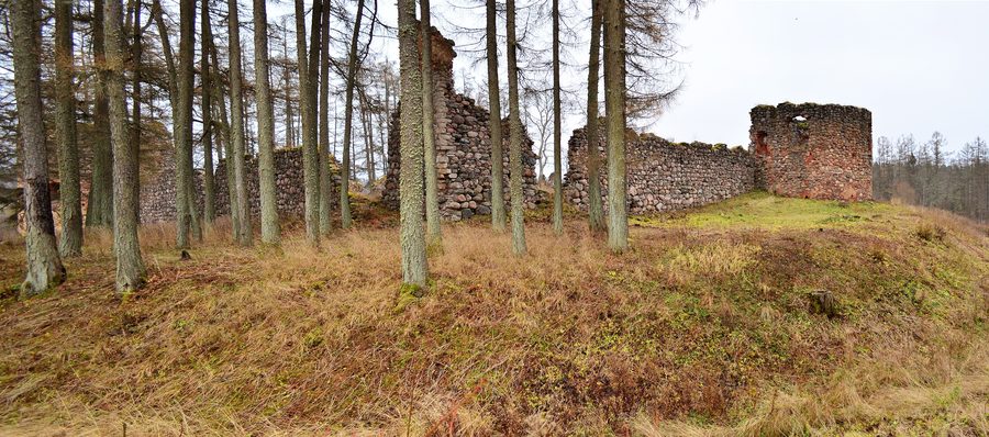 Ruines du château d’Ērģeme avec les murs médiévaux encore debout