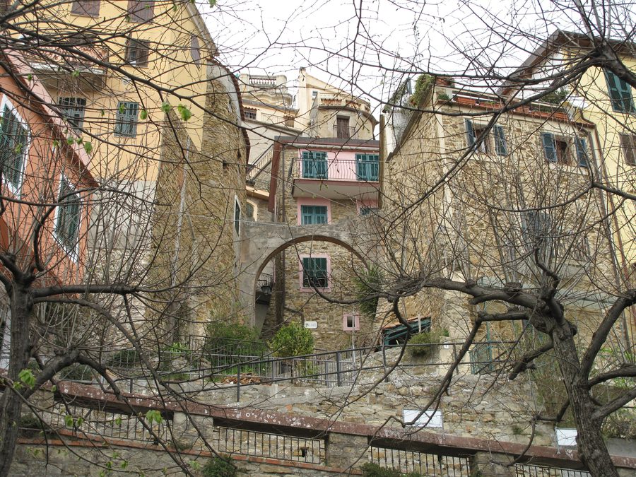 Ruelle voûtée dans le centre historique de Perinaldo en Ligurie