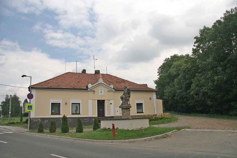 Statue baroque de saint Jean-Baptiste à Lubno, un quartier de Nechanice dans l’Okres Hradec Králové