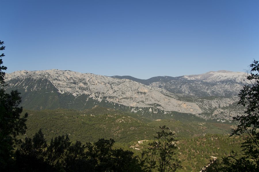 Vue panoramique du paysage du Supramonte près d'Urzulei, avec des formations calcaires et une végétation méditerranéenne