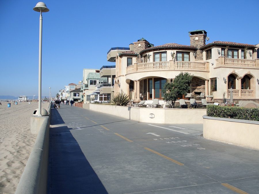 Sentier en bord de mer The Strand à 6th Street à Hermosa Beach, Californie