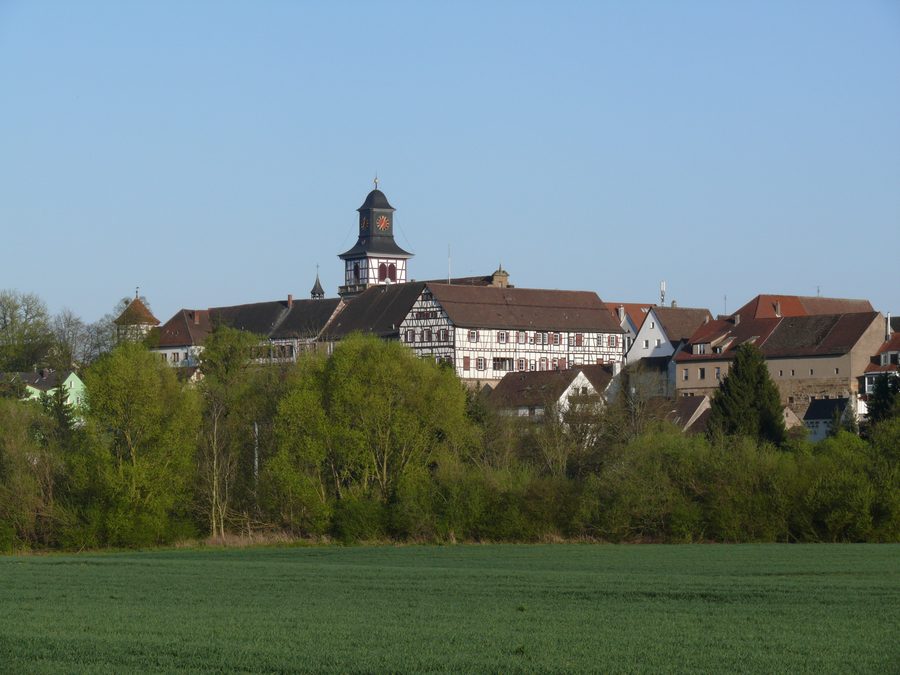 Vue sur la vieille ville de Neuenstadt am Kocher, avec la tour-porte supérieure et le château, au-delà du Kocher