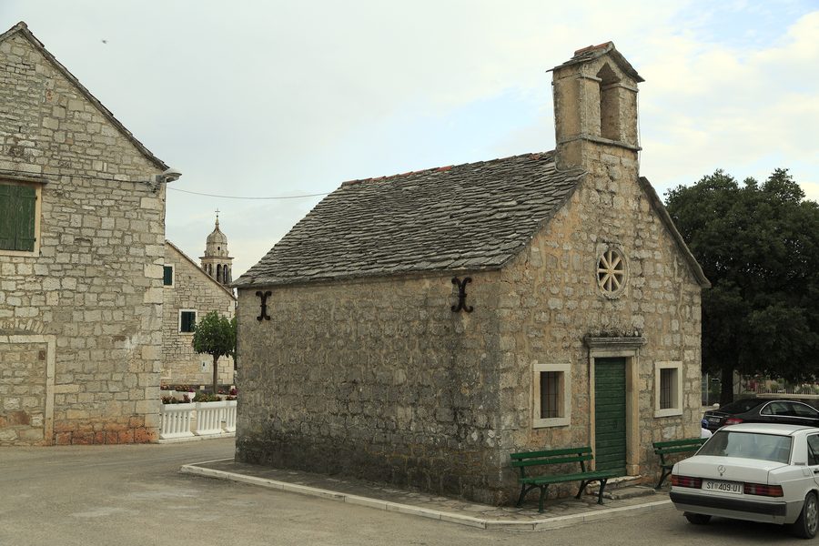 Église de la Toussaint à Pražnica devant la poste et l’épicerie locale