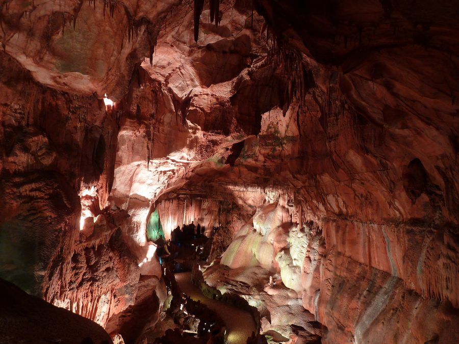 Intérieur des Grutas de Mira de Aire, le plus grand système de grottes du Portugal