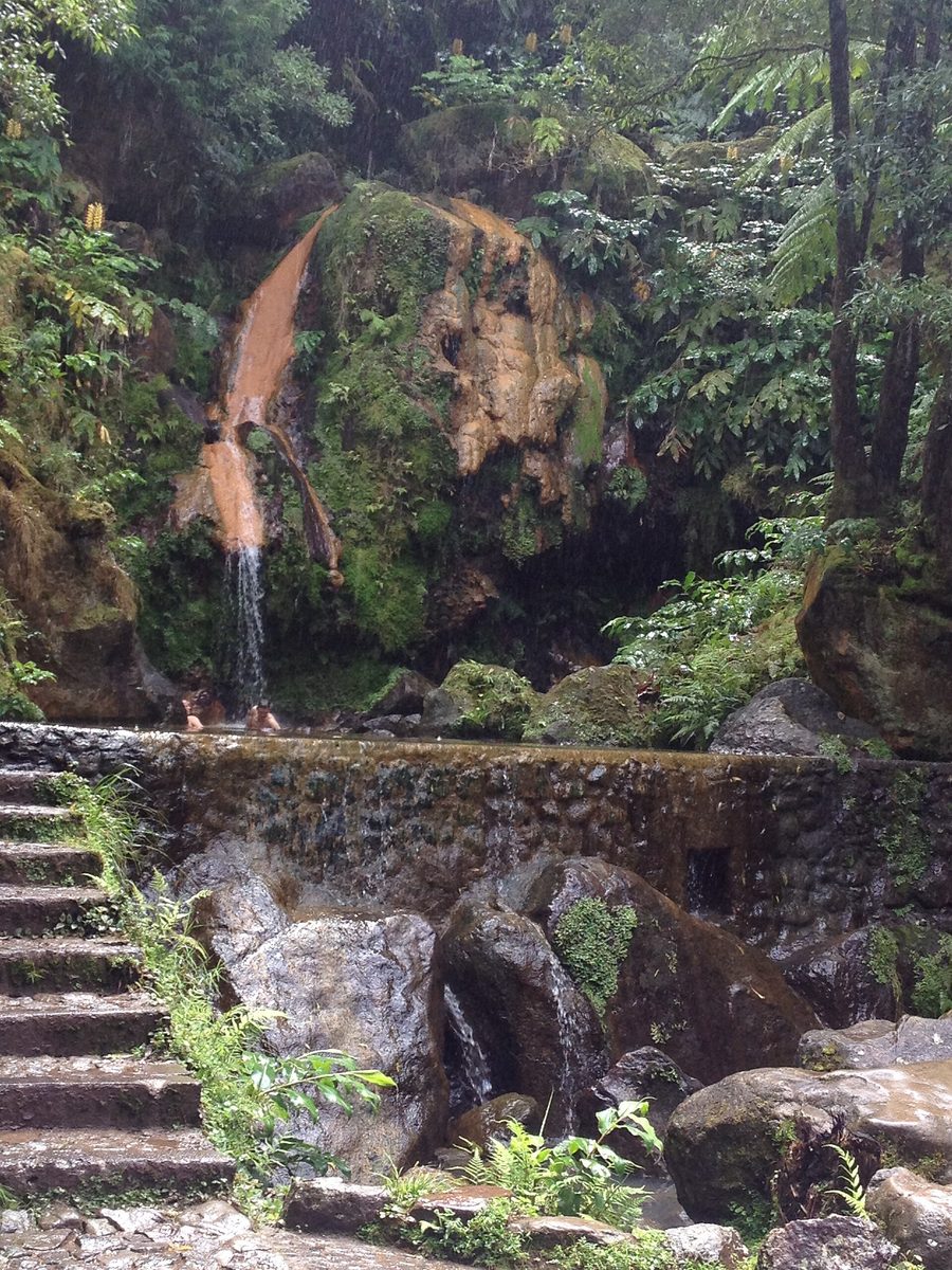 Piscine extérieure au monument naturel de Caldeira Velha sur São Miguel, Açores