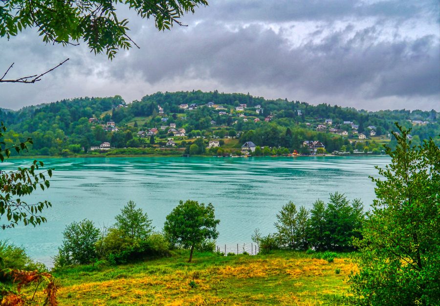 Vue sur le lac d'Aiguebelette en Savoie