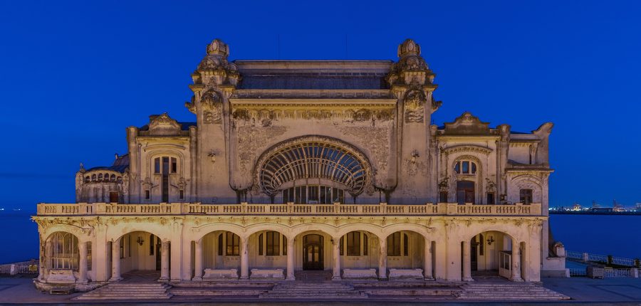 Casino de Constanța sur le front de mer de la mer Noire à Constanța, Roumanie, à l'heure bleue