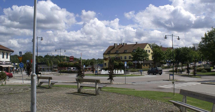 Rond-point au centre d’Örkelljunga, comté de Skåne, Suède