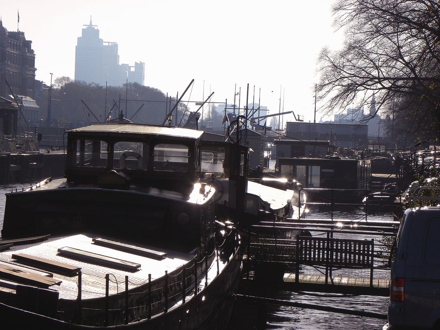 Des péniches sont amarrées le long d’un canal à Amsterdam