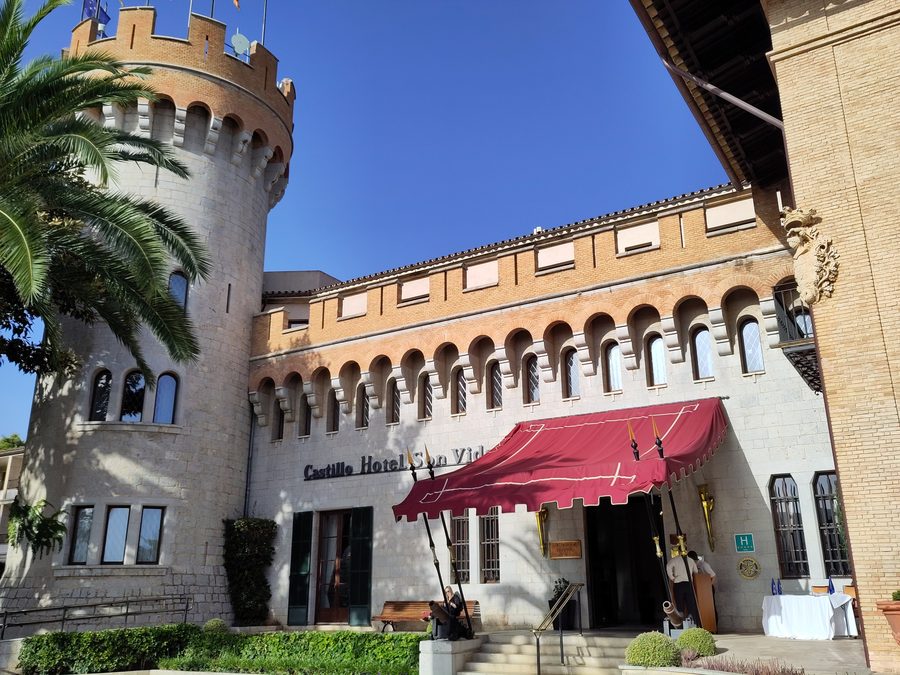 Façade principale du château de Son Vida