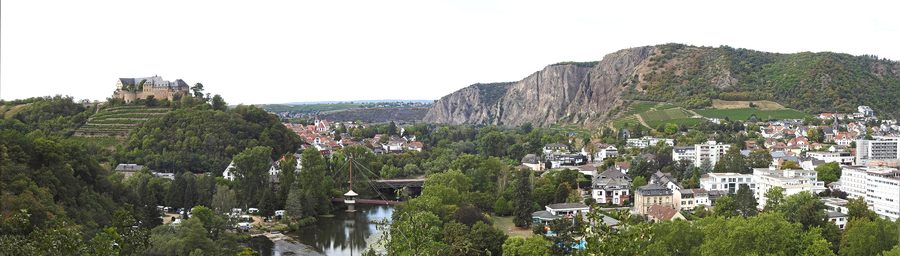 Château d’Ebernburg sur un éperon rocheux en face du Rotenfels