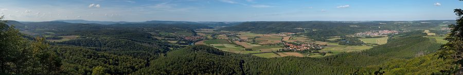Vue panoramique depuis le Heldrastein sur le paysage de la vallée de la Werra