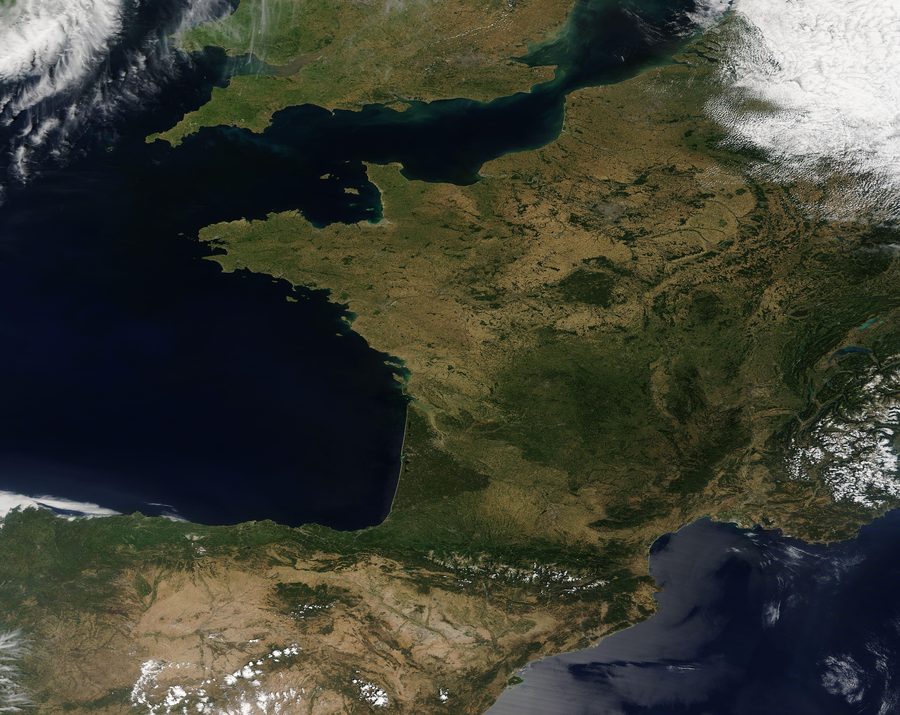 Image satellite de l’Europe occidentale avec des conditions estivales claires et peu de nuages.