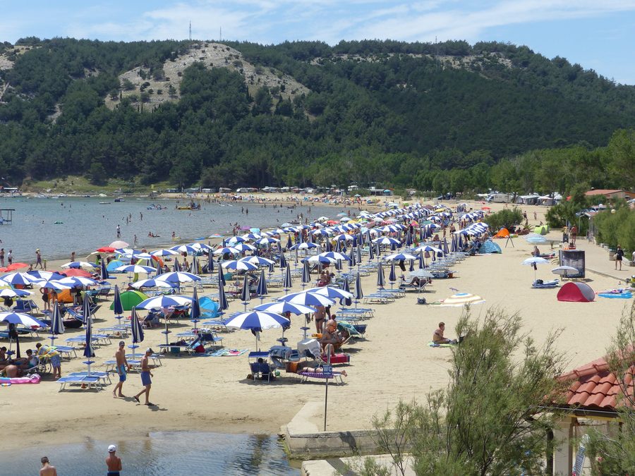 Plage de sable Rajska Plaža à Lopar sur l’île de Rab