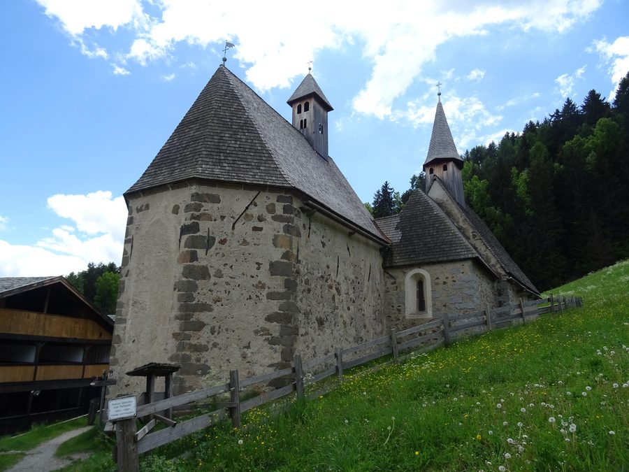 Églises Sainte-Madeleine et Saint-Nicolas à Dreikirchen, Barbian, Tyrol du Sud, Italie