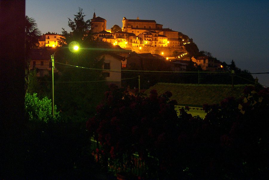 Village de La Morra vu de nuit depuis Via Roma