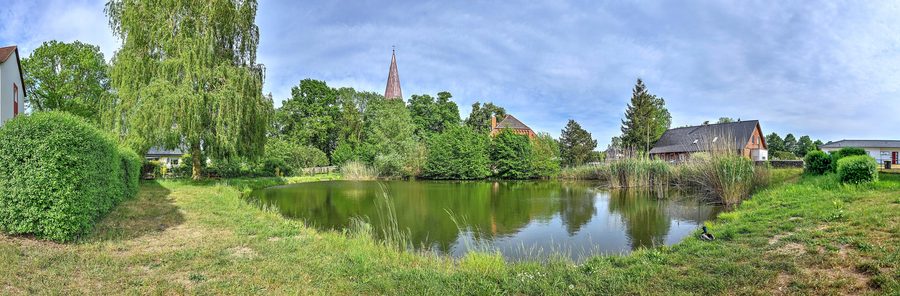 Étang du village à Spornitz avec vue sur l’église