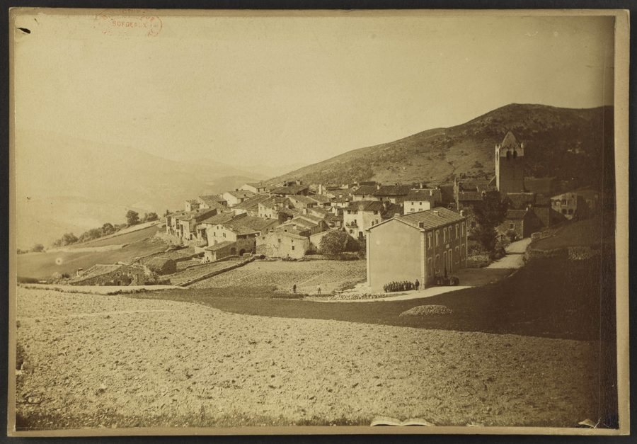 Vue d’Oms dans le département des Pyrénées-Orientales