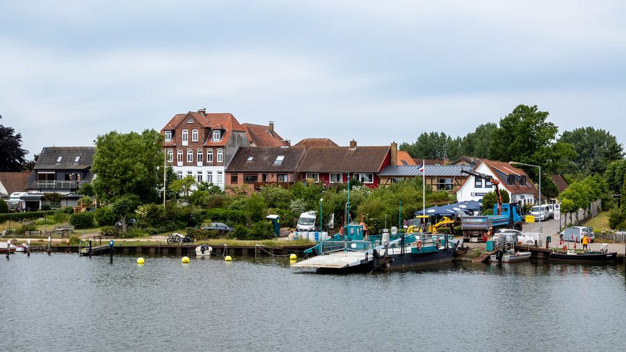 Ferry et embarcadère à Arnis avec rangée de maisons