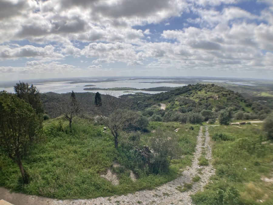 Vue panoramique sur le barrage d’Alqueva dans l’Alentejo