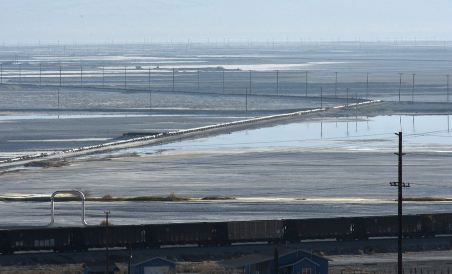 Vue du Searles Dry Lake à Trona, en Californie, avec des collines et un train au premier plan