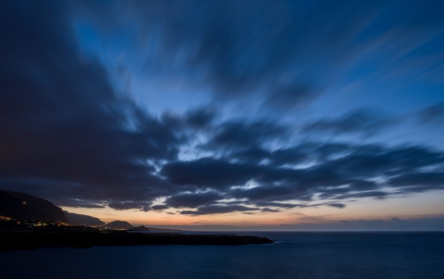 Vue depuis la plage de San Marcos sur la baie de Moni et la côte rocheuse