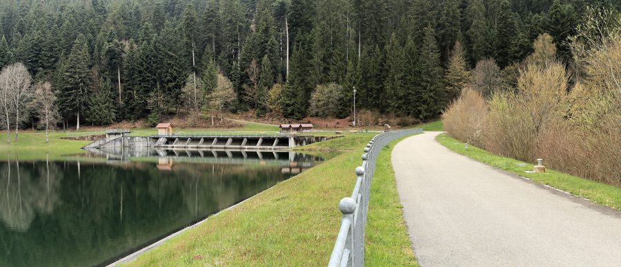 Vue sur le barrage de la Nagold entre Grömbach et Seewald