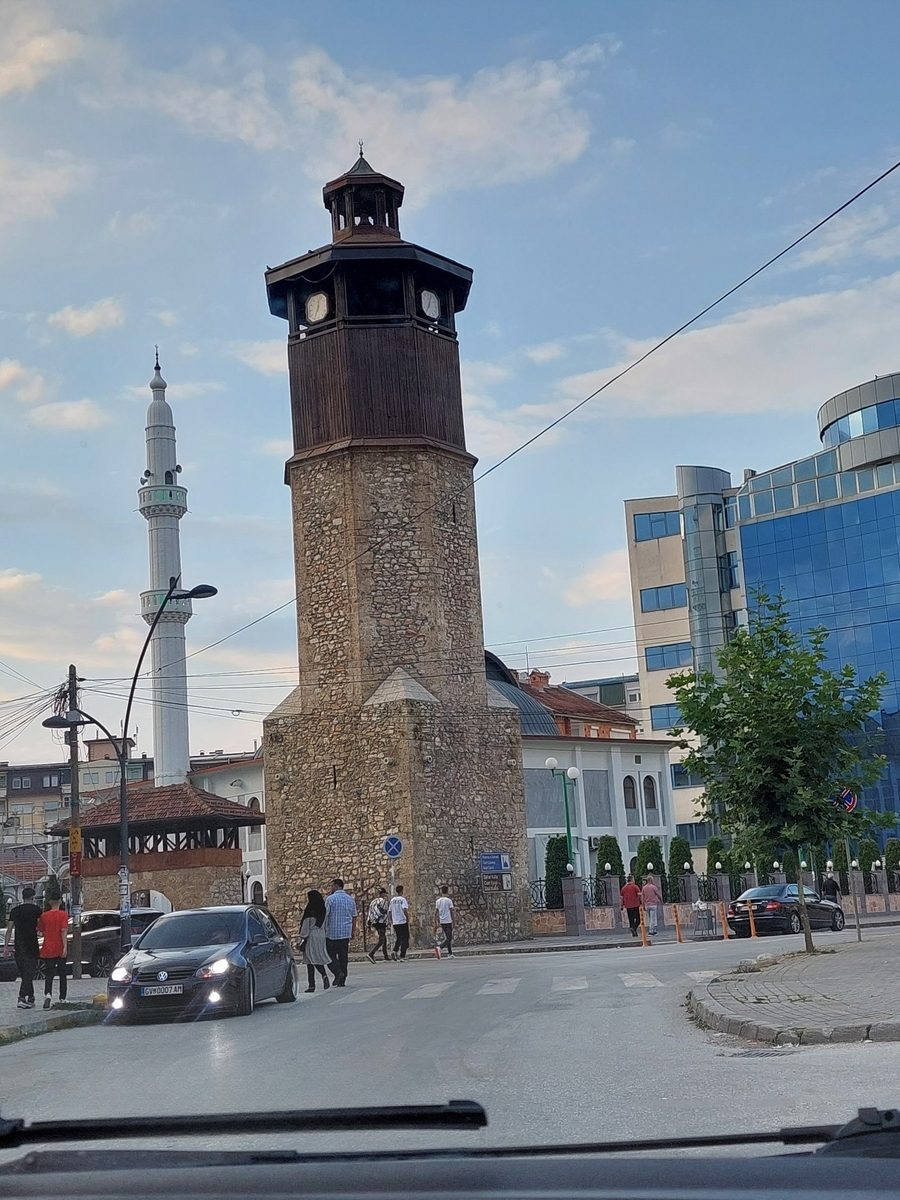 Tour de l’horloge de Gostivar avec la mosquée de l’Horloge en arrière-plan