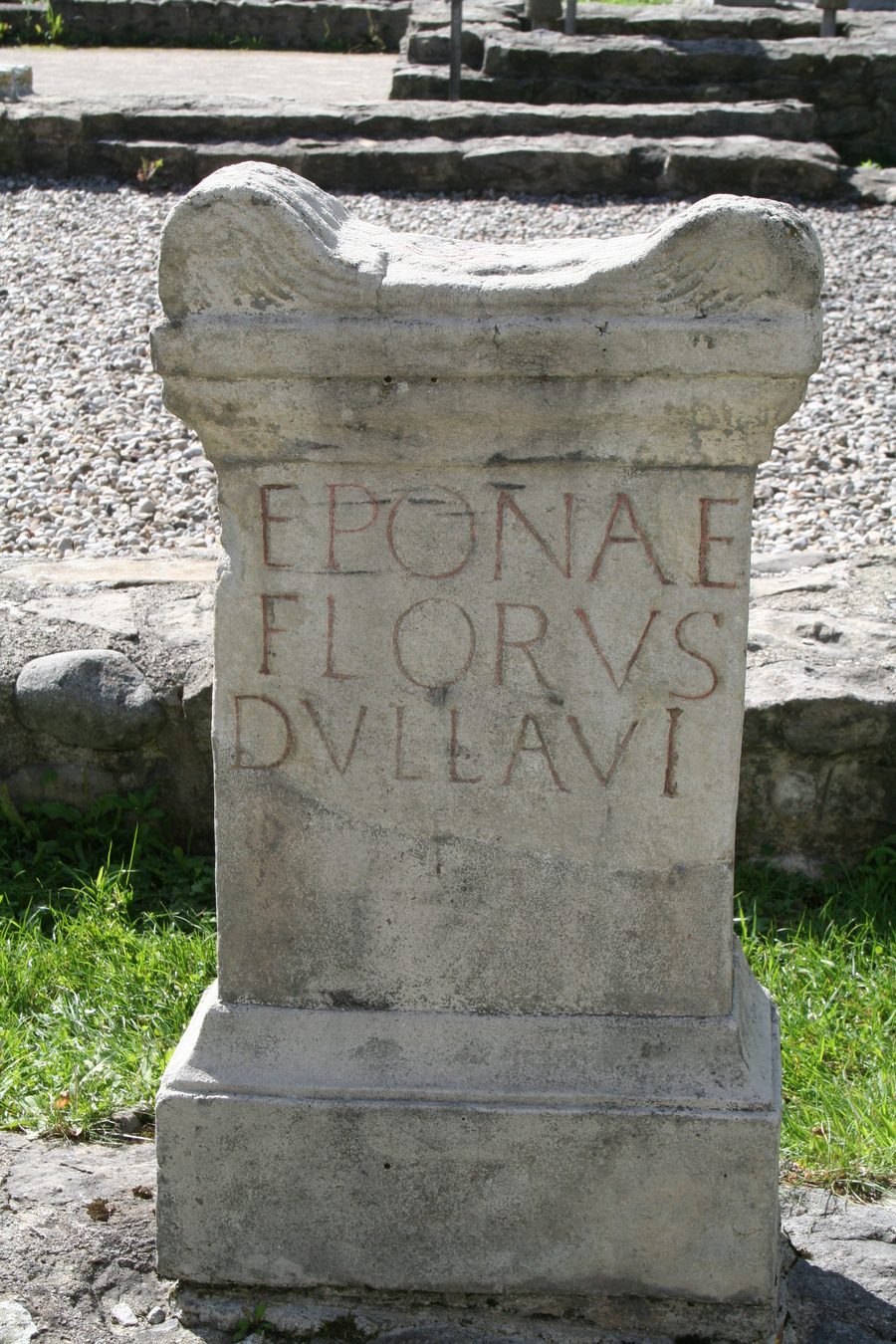 Réplique moderne d'une inscription votive à la déesse Epona dans le parc archéologique Cambodunum à Kempten