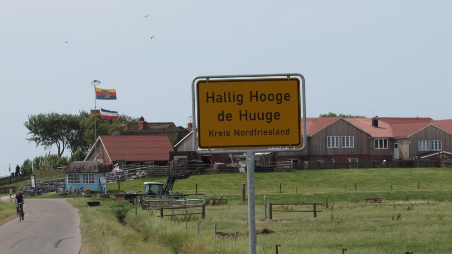 Panneau bilingue de la Hallig Hooge devant la Backenswarft