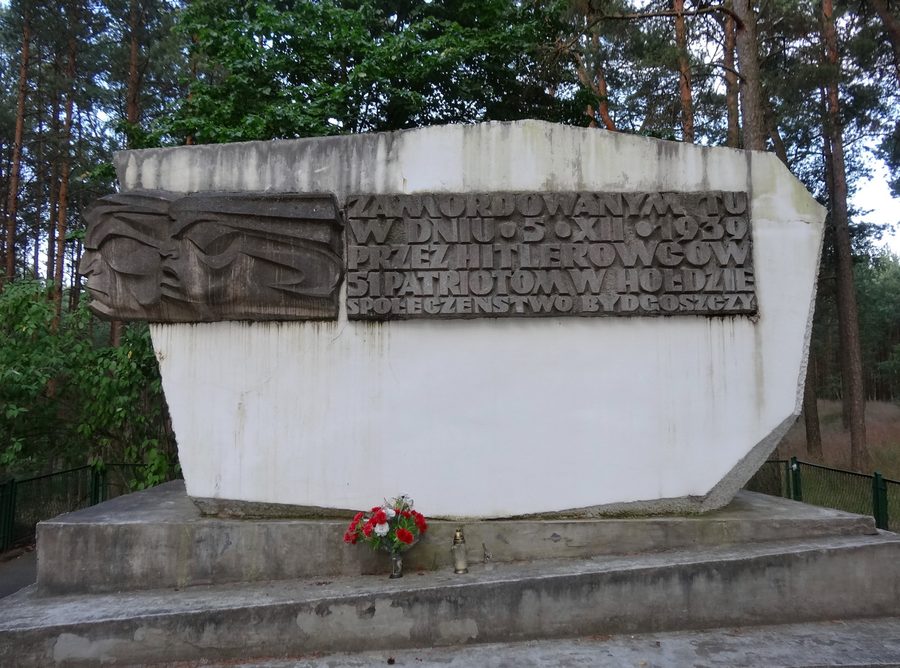 Pierre commémorative dans la zone forestière de la Puszcza Bydgoska près de Bydgoszcz