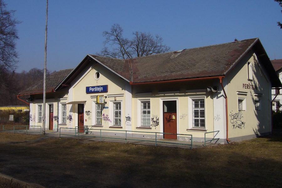 Gare de Perštejn dans la vallée près de l’Eger