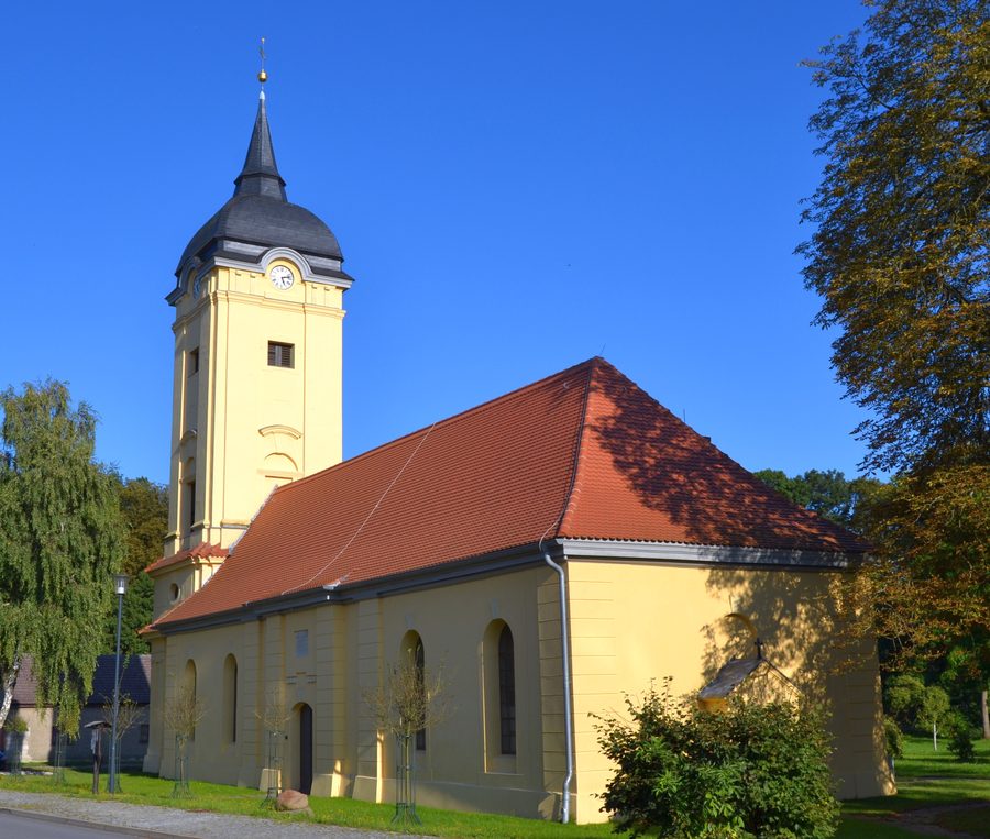 Église de village de Prötzel avec clocher baroque et nef