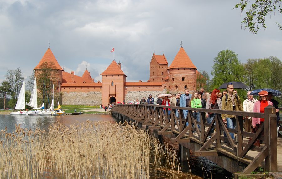 Château insulaire de Trakai dans le paysage lacustre lituanien