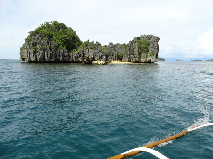 Île près de la péninsule de Caramoan