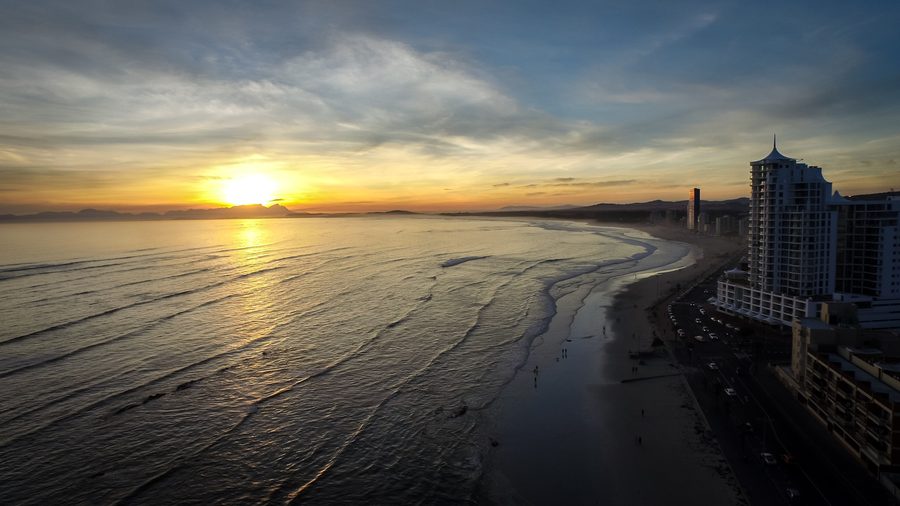 Plage de Strand sur False Bay au coucher du soleil