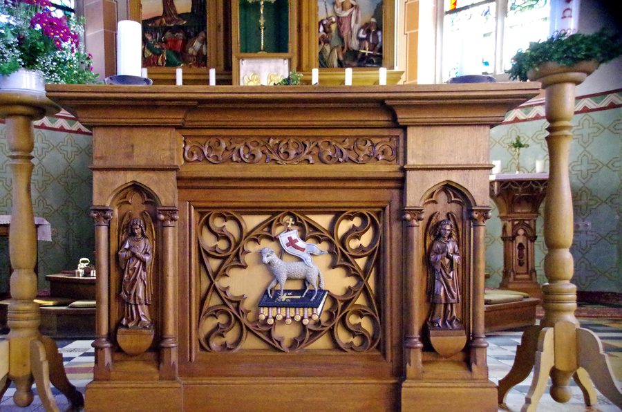 Autel de célébration dans l’église paroissiale Saint-Paul à Schüller