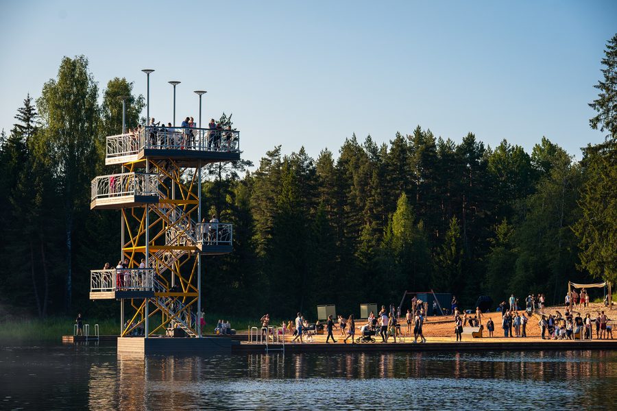 Tour de plongeon sur la rive du lac Vanamõisa à Tõrva, Estonie