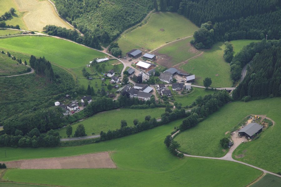 Vue aérienne de Lochtrop dans la vallée de la Wenne près d’Eslohe