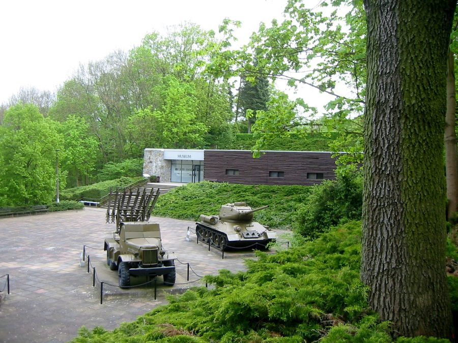 Parvis du lieu de mémoire des hauteurs de Seelow avec lance-projectiles, char et bâtiment du musée