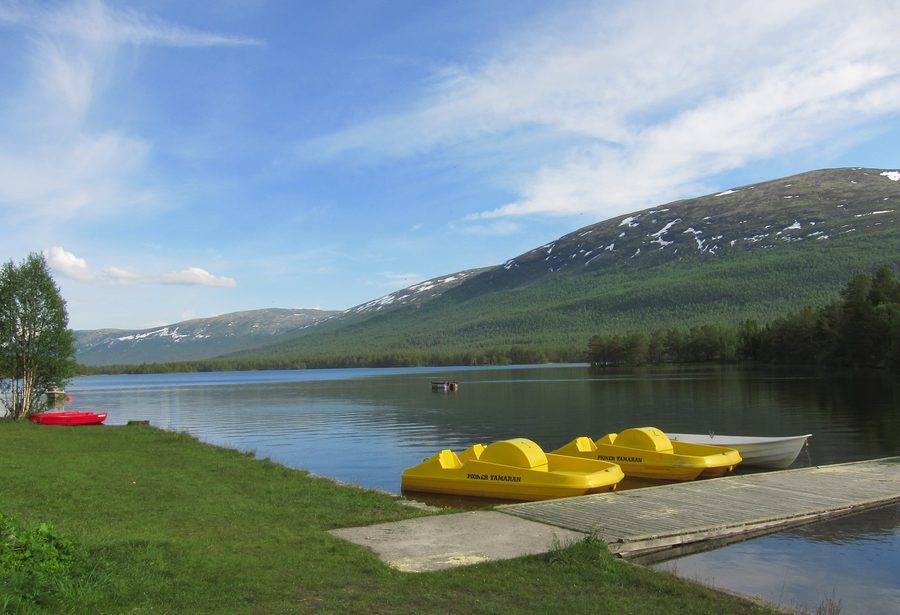 Lesjaskogsvatnet avec paysage de montagne près de Lesja