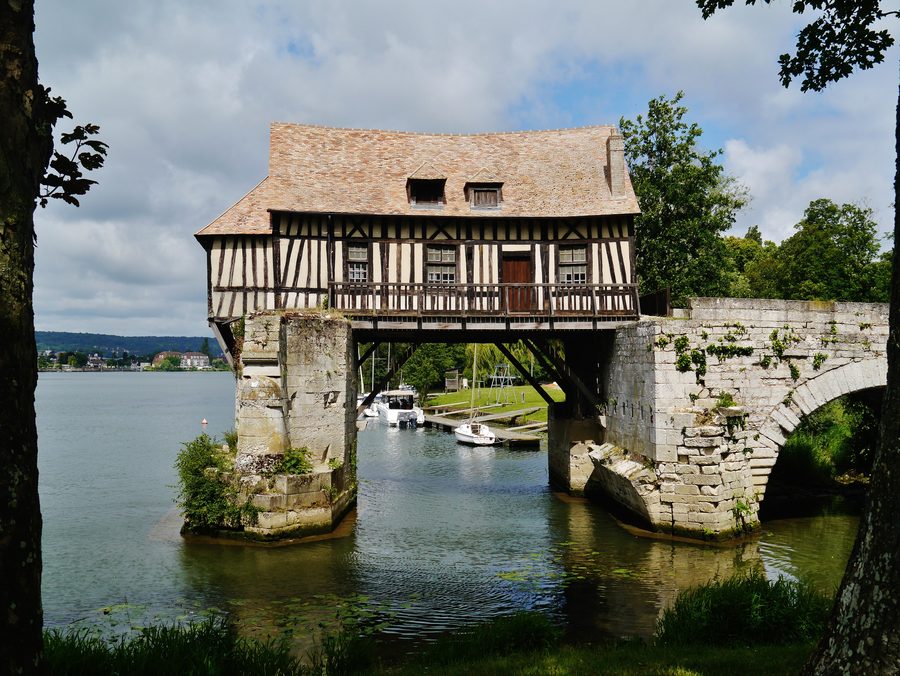 Vieux moulin sur le vieux pont à Vernon, Eure, Normandie